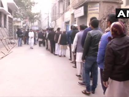 Delhi Election: Long queues of people at Shaheen Public School polling station in Shaheen Bagh, voters' happiness before casting vote |  दिल्ली चुनाव:  शाहीन बाग के शाहीन पब्लिक स्कूल मतदान केंद्र पर लोगों की लंबी कतार, वोट डालने से पहले मतदाताओं के चेहरे पर खुशी