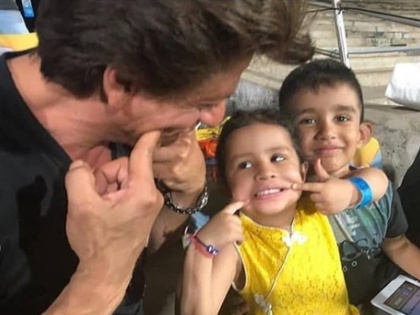 IPL 2019, CSK vs KKR: Shah Rukh Khan with Ziva Dhoni | IPL 2019: धोनी की बेटी जीवा के साथ शाहरुख खान ने जमकर की मस्ती, वायरल हुई फोटोज