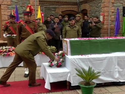 J&K: policeman martyred in the encounter himself had chosen to serve in Kashmir, funeral with honor | मुठभेड़ में शहीद हुए पुलिसकर्मी ने खुद से कश्मीर में सेवा देना चुना था, सम्मान के साथ हुआ अंतिम संस्कार