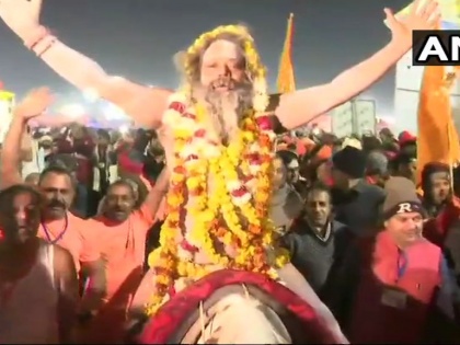 Prayagraj: Hindu seers and saints head towards Sangam Ghat for a holy dip in river Ganga on the occasion of first ‘Shahi Snan’ at KumbhMela2019 | मकर संक्रांति पर कुंभ में पहला शाही स्‍नान शुरू, साधु-संतों ने लगाई 'आस्था की डुबकी'