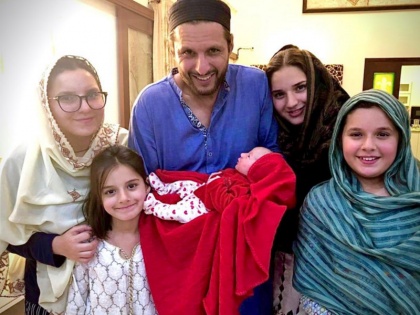 shahid afridi blessed with fifth baby girl | पांचवीं बार पिता बने शाहिद अफरीदी, सभी 5 बेटियों के साथ फोटो शेयर कर किया खुलासा