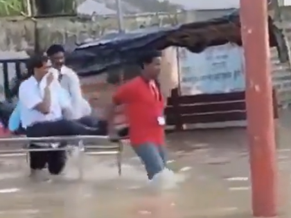 VIDEO Medical College Shahjahanpur filled with water Principal came out sitting on a stretcher know truth | VIDEO: शाहजहांपुर के मेडिकल कॉलेज में भरा पानी, स्ट्रेचर पर बैठकर बाहर निकले प्रिंसिपल, जानें VIDEO Medical College Shahjahanpur filled with water Principal came out sitting on a stretcher know truth | VIDEO: शाहजहांपुर के मेडिकल कॉलेज में भरा पानी, स्ट्रेचर पर बैठकर बाहर निकले प्रिंसिपल, जानें
