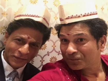Shahrukh Khan and Sachin Tendulkar selfie goes viral | शाहरुख़ खान को मिला सचिन तेंदुलकर का साथ, सेल्फी खींचकर किया ये कमेंट