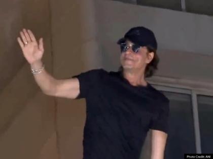 Shah Rukh Khan's birthday I am a fan of your love Shahrukh Khan said his 58th birthday Fans shower wishes for King of Bollywood; memes, quotes, status, images galore | Shah Rukh Khan's birthday: लाखों फैंस को शुक्रिया, 58वें जन्मदिन पर आवास से बाहर आए, हाथ जोड़े, ‘फ्लाइंग किस’ किया और फिर बाहें फैला कर अभिवादन, देखें वीडियो