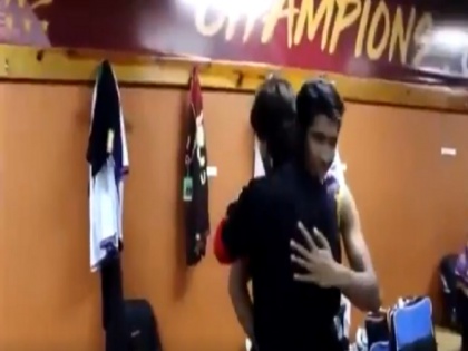Shah Rukh Khan hugs Pakistani pacer Mohammad Hasnain, Video goes viral | शाहरुख खान ने पाकिस्तानी गेंदबाज को गले लगाकर दी शाबाशी, वीडियो हुआ वायरल