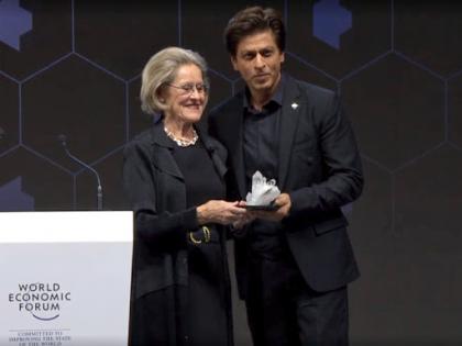 shahrukh khan world economic forum | शाहरुख ने केट ब्लैंचेट, एल्टन जॉन के साथ सेल्फी लेने का अनुरोध किया