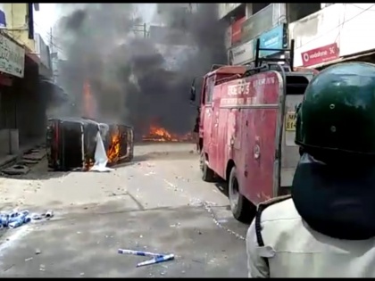 Madhya Pradesh: community clash in Shajapur during Eid celebration | मध्य प्रदेशः डीजे की आवाज को लेकर शाजापुर में भिड़ गए दो गुट, कई वाहन फूंके