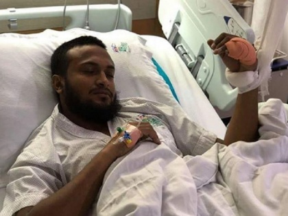 bangladesh injured shakib al hasan ruled out for three months | बांग्लादेश के लिए बड़ा झटका, शाकिब अल हसन तीन महीने के लिए क्रिकेट से रहेंगे दूर