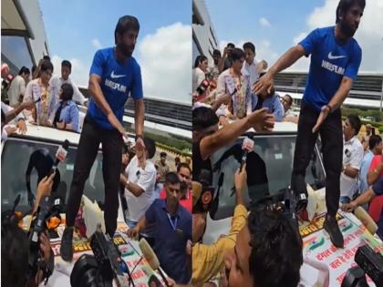 Video: Bajrang Punia was seen standing on a 'tricolour' poster while welcoming Vinesh Phogat, users called it shameful | Video: विनेश फोगाट की अगवानी करते हुए 'तिरंगा' पोस्टर पर खड़े दिखे बजरंग पुनिया, यूजर बोले शर्मनाक