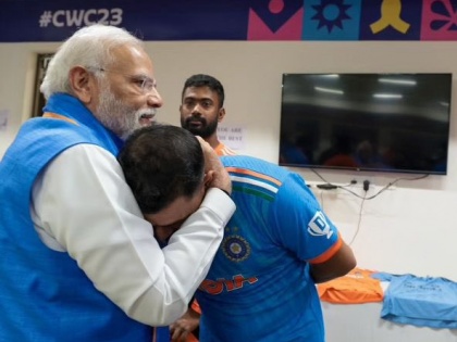 World Cup Final mohammed Shami's head on PM Modi's shoulder Prime Minister is encouraging, see viral pictures | World Cup Final: शमी का सिर पीएम मोदी के कंधे पर, प्रधानमंत्री हौसलाअफजाई कर रहे हैं, देखें वायरल तस्वीरें