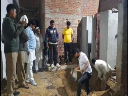 UP Crime: Man shoots wife for going out without a burqa, also kills his two minor daughters | UP Crime: पत्नी को बिना बुर्का पहने बाहर निकलने पर गोली मारी, 2 नाबालिग बेटियों की भी हत्या की UP Crime: Man shoots wife for going out without a burqa, also kills his two minor daughters | UP Crime: पत्नी को बिना बुर्का पहने बाहर निकलने पर गोली मारी, 2 नाबालिग बेटियों की भी हत्या की