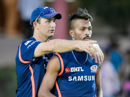 T20 World Cup Former fast bowler Shane Bond tricks spinners New Zealand cricket team Mumbai Indians ipl 2021 | T20 World Cup: पूर्व तेज गेंदबाज शेन बांड स्पिनरों को सिखा रहे गुर,  मुंबई इंडियन्स के बाद न्यूजीलैंड क्रिकेट टीम से जुड़े