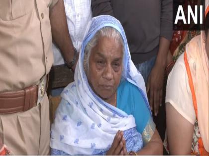 He deserves death penalty for killing my son,' Umesh Pal's mother Shanti Devi on Atiq Ahmed's sentence | 'मेरे बेटे की हत्या के लिए उसे मौत की सजा होनी चाहिए,' अतीक अहमद की सजा पर बोलीं उमेश पाल की माँ He deserves death penalty for killing my son,' Umesh Pal's mother Shanti Devi on Atiq Ahmed's sentence | 'मेरे बेटे की हत्या के लिए उसे मौत की सजा होनी चाहिए,' अतीक अहमद की सजा पर बोलीं उमेश पाल की माँ