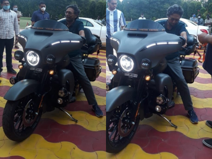 Chief Justice SA Bobde spotted sitting on Harley Davidson in Nagpur photos go viral | हार्ले डेविडकन बाइक पर नजर आए CJI एस ए बोबडे, सोशल मीडिया पर हलचल