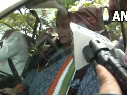 Shashi Tharoor reaches residence Congress President-elect Mallikarjun Kharge in Delhi | कांग्रेस अध्यक्ष पद चुनावः थरूर ने हार स्वीकार की, खड़गे को दी बधाई, आवास पर पहुंचे, तस्वीरें वायरल Shashi Tharoor reaches residence Congress President-elect Mallikarjun Kharge in Delhi | कांग्रेस अध्यक्ष पद चुनावः थरूर ने हार स्वीकार की, खड़गे को दी बधाई, आवास पर पहुंचे, तस्वीरें वायरल