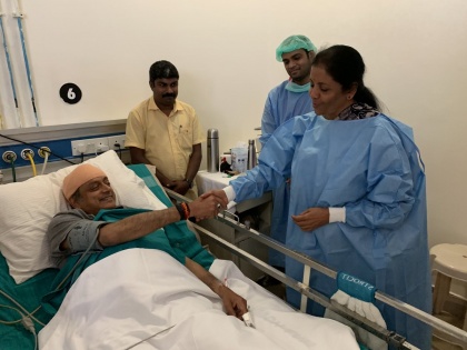 Nirmala Sitharaman Meets Shashi Tharoor in Hospital | चुनावी बयानबाजियों के बीच घायल शशि थरूर से अस्पताल में मिलने पहुंचीं निर्मला सीतारमण, तस्वीर वायरल