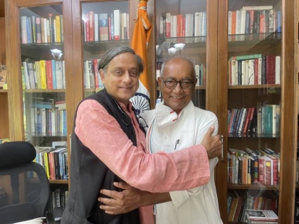 What Tharoor said after Digvijaya Singh announced Congress prez bid | दिग्विजय सिंह से शशि थरूर ने की मुलाकात, तस्वीर साझा कर कहा- लड़ाई प्रतिद्वंद्वियों के बीच नहीं सहयोगियों के बीच एक दोस्ताना मुकाबला है