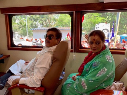 Lok Sabha Elections 2019: Congress's 'Shotgun', riding on SP's chariot for campaigning for wife | लोकसभा चुनाव 2019: पत्नी के प्रचार के लिए सपा के रथ पर सवार हुए कांग्रेस के 'शॉटगन'