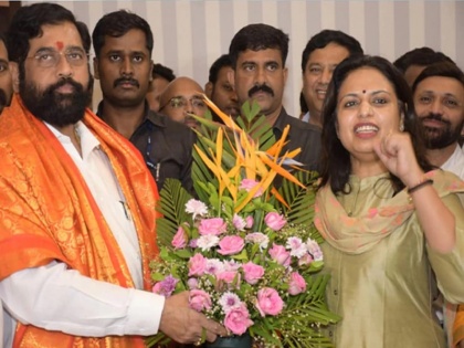 Shiv Sena Spokesperson Sheetal Mhatre has today joined the faction of Maharashtra CM Eknath Shinde | उद्धव ठाकरे की शिवसेना को एक और झटका, शिंदे खेमे में शामिल हुईं पार्टी प्रवक्ता और मुंबई की पूर्व पार्षद शीतल म्हात्रे