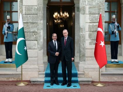 Pakistan PM Shehbaz Sharif walks hand-in-hand with Turkey's Erdogan, lauds 'resolute support' against India | पाकिस्तानी प्रधानमंत्री शहबाज शरीफ ने तुर्की के PM एर्दोआन के साथ हाथ मिलाकर भारत के खिलाफ 'दृढ़ समर्थन' को सराहा