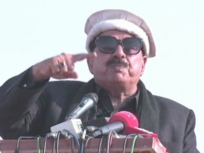 Pak minister sheikh rashid ahmed on fired tear gas on goverment employee | पाकिस्तान में सरकारी कर्मचारियों पर आंसू गैस छोड़ने पर गृह मंत्री का बयान, टेस्ट करने के लिए दागे गए गोले