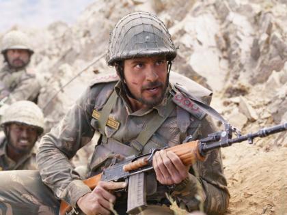 Sidharth Malhotra film Shershaah reviews praising by Film critics are audience is also liking | दर्शकों, समीक्षकों को खूब भा रही सिद्धार्थ मल्होत्रा की 'शेरशाह', अभिनेता के लिए बताया गेमचेंजर