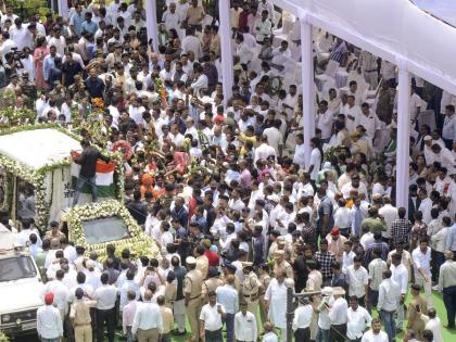 Shibu Soren funeral LIVE Nemra Shibu Soren’s native village immersed five elements younger son Basant Soren lit pyre lakhs people bid tearful farewell | Shibu Soren funeral: पंचतत्व में विलीन शिबू सोरेन, छोटे बेटे बसंत सोरेन ने दी मुखाग्नि, लाखों लोगों ने दी नम आंखों से विदाई