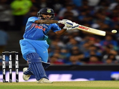 India vs Australia: Shikhar Dhawan wins Man of Series, says, I enjoy playing entertaining cricket | Ind vs Aus: शिखर धवन ने 'अनोखे' अंदाज में मनाया मैन ऑफ सीरीज बनने का जश्न, कहा, 'मुझे मनोरंजक क्रिकेट खेलना पसंद'
