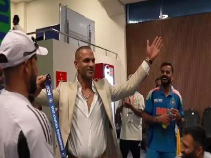 WATCH: After the victory against Pakistan, Shikhar Dhawan arrived in Team India's dressing room in this style | WATCH: पाकिस्तान के खिलाफ जीत के बाद टीम इंडिया के ड्रेसिंग रूम में हुई शिखर धवन की धमाकेदार एंट्री