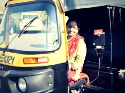 india first woman auto rickshaw driver shila dawre success story | #KuchhPositiveKarteHain: 12 रुपए की दम पर अपनी किस्मत बदलने वाली देश की पहली महिला ऑटो ड्राइवर शीला दावरे की कहानी