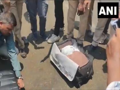 Maha CM Eknath Shinde’s Luggage Checked By Election Commission Officers In Nashik | Maharashtra LS Polls 2024: नासिक में चुनाव आयोग के अधिकारियों ने मुख्यमंत्री एकनाथ शिंदे के सामान की जांच की