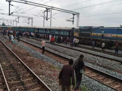 Andhra Pradesh: Shirdi Express from Tirupati to Shirdi got derailed at Koduru railway station today morning | तिरुपति-शिरडी एक्सप्रेस ट्रेन पटरी से उतरी, पायलट की सूझबूझ से टला बड़ा हादसा