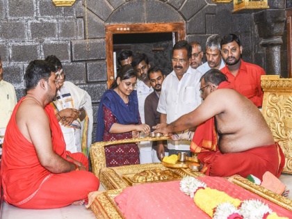 Hyderabadi devotee donated 4 kg of gold to Shirdi Sai Baba temple news maharashtra mumbai 2007 golden chair | Sai Baba Temple: हैदराबादी भक्त ने शिरडी के साईं बाबा मंदिर में दिया 4 किलो का सोना दान, कीमत जानकर हौरान रह जाएंगे आप
