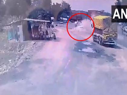 WATCH CCTV visuals accident in Dhule 10 people dead and 28 others injured accident took place in Shirpur taluka Maharashtra see video pic | धुलेः ट्रक ने दो मोटरसाइकिल, कार और एक कंटेनर को पीछे से टक्कर मारी, 10 की मौत और 28 घायल, वीडियो और तस्वीरे देखें होंगे हैरान WATCH CCTV visuals accident in Dhule 10 people dead and 28 others injured accident took place in Shirpur taluka Maharashtra see video pic | धुलेः ट्रक ने दो मोटरसाइकिल, कार और एक कंटेनर को पीछे से टक्कर मारी, 10 की मौत और 28 घायल, वीडियो और तस्वीरे देखें होंगे हैरान