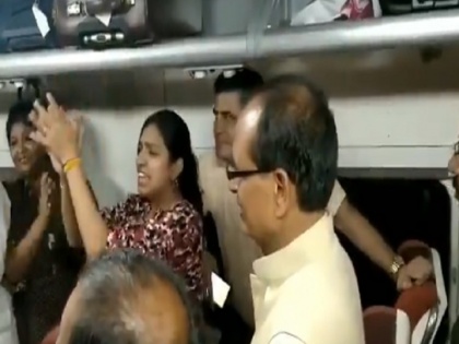 MP Former Chief Minister Shivraj Singh Chouhan sings 'Bhajan' along passengers in train | ट्रेन में शिवराज सिंह चौहान ने गाये भजन, सहयात्री भी साथ झूमे, देखें वीडियो 