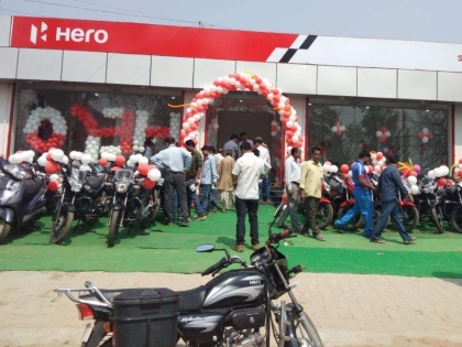 hero bikes cash discount offers save rs 8000 on splendor plus hf deluxe low interest rate | जबरदस्त माइलेज वाली हीरो की इन शानदार बाइक्स पर मिल रही है भारी छूट, इस तारीख के बाद हजारों रुपये होगी महंगी