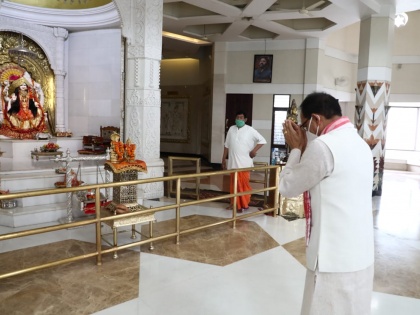Madhya Pradesh Coronavirus lockdown temple open 84 days later Chief Minister Chauhan Karunadham Ashram | कोरोना संक्रमणः 84 दिन बाद मंदिर ओपन, मुख्यमंत्री चौहान ने करुणाधाम आश्रम में माथा टेका 
