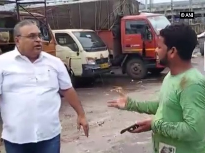 Mumbai: Shiv Sena Corporator Milind Vaidya assaulted chicken traders near Machimar Colony in Mahim | वीडियोः मुंबई में शिवसेना पार्षद की गुंडई, इस बात पर चिकन कारोबारी के साथ की मारपीट