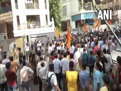 Mumbai Shiv Sena workers protesting outside house of MLA Ravi Rana former Mayor of Mumbai says waiting for them cm uddhav thackeray | मुंबई: विधायक रवि राणा के घर के बाहर शिवसेना के कार्यकर्ता कर रहे है प्रदर्शन, मुंबई की पूर्व मेयर ने कहा-हम कर रहे है उनका इन्तजार