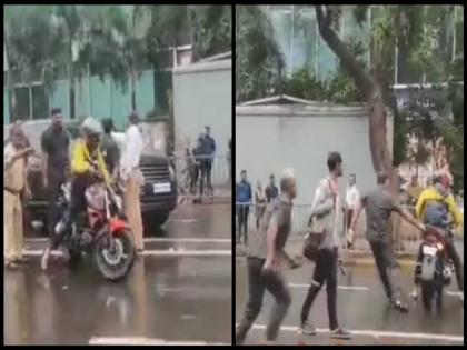 Shiv Sena UBT leader Aditya Thackeray car collided with a bike rider video | देखें वीडियो: शिवसेना (यूबीटी) नेता आदित्य ठाकरे की कार को बाइक सवार ने मारी टक्कर, दावा- पूर्व मंत्री ने हमलावर का पूछा हाल