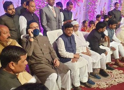 UP: Shivpal Yadav met Asaduddin Owaisi at a wedding ceremony, is there talk on alliance? | यूपी: एक शादी समारोह में शिवपाल यादव ने असदुद्दीन ओवैसी से की मुलाकात, क्या गठबंधन पर बनी बात?