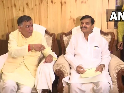Uttar Pradesh sp chief Akhilesh Yadav 'angry' Shivpal singh yadav meets CM Yogi Adityanath taking oath MLA | उत्तर प्रदेशः अखिलेश यादव से 'नाराज' शिवपाल ने सीएम योगी से की मुलाकात, करीब 20 मिनट तक चली, जानें मामला