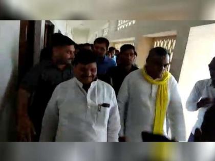 yogi adityanath minister om prakash rajbhar and shivpal yadav meet in varanasi | बंद कमरे में योगी के मंत्री के शिवपाल यादव ने की गुफ्तगू, राजनीतिक कयास हुए तेज yogi adityanath minister om prakash rajbhar and shivpal yadav meet in varanasi | बंद कमरे में योगी के मंत्री के शिवपाल यादव ने की गुफ्तगू, राजनीतिक कयास हुए तेज