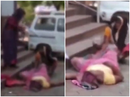 Video Woman gave birth to a child on the floor in front of MP Shivpuri district hospital | वीडियोः एमपी के शिवपुरी जिला अस्पताल के सामने फर्श पर महिला ने बच्चे को दिया जन्म, डॉक्टर और नर्स आसपास घूमते रहे लेकिन...