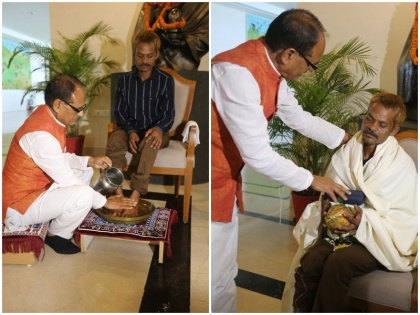 Video CM Shivraj washed feet of urination incident victim tribal Dashmat and apologized tweet attempt to share your pain | वीडियोः सीएम शिवराज ने पेशाब कांड के पीड़ित आदिवासी दशमत के पैर धोकर मांगी माफी, कहा- आपकी पीड़ा बाँटने का यह प्रयास है