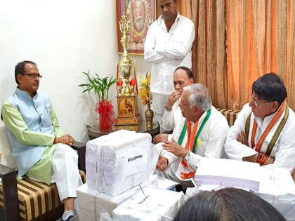 Madhya pardesh farm loan waiver congress dumps documents at shivraj singh chouhan bhopal home | शिवराज ने कहा नहीं हुई कर्जमाफी, कांग्रेस नेताओं ने घर जाकर पटक दिए 21 लाख किसानों के सबूत