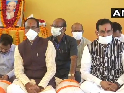 CM Shivraj Singh Chouhan observes 'silent protest' in Bhopal, against Congress leader Kamal Nath's remarks to BJP leader Imarti Devi as "item | 'महिलाओं का अपमान बर्दाश्त नहीं', इमरती देवी को 'आइटम' कहने के विरोध में शिवराज का मौन धरना