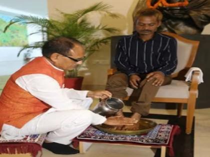 MP CM Shivraj Chouhan washes feet of tribal amid urination incident row | मुख्यमंत्री शिवराज सिंह चौहान ने पेशाब घटना के पीड़ित युवक के धोए पैर, ट्वीट की तस्वीरें, लिखा- 'मन दुखी है, मेरे लिए जनता ही भगवान' MP CM Shivraj Chouhan washes feet of tribal amid urination incident row | मुख्यमंत्री शिवराज सिंह चौहान ने पेशाब घटना के पीड़ित युवक के धोए पैर, ट्वीट की तस्वीरें, लिखा- 'मन दुखी है, मेरे लिए जनता ही भगवान'