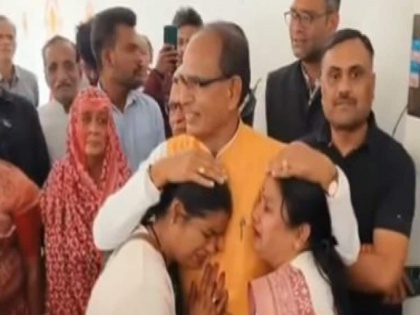 WATCH Former Madhya Pradesh Chief Minister and senior BJP leader Shivraj Singh Chouhan meets women supporters Bhopal | Shivraj Singh Chouhan: शिवराज सिंह चौहान को पकड़ कर रोने लगीं महिलाएं, कहा- हम सभी ने आपको वोट किया था, देखें वीडियो