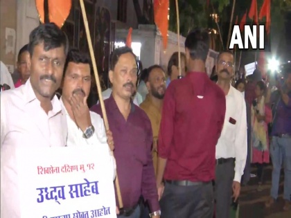Shiv Sena workers gather outside Versha bungalow of Maharashtra CM Uddhav Thackeray | महाराष्ट्र राजनीतिक संकट: सीएम उद्धव ठाकरे के घर के बाहर सैकड़ों शिवसैनिक जुटे, कहा- शिवसेना कभी नहीं टूटेगी